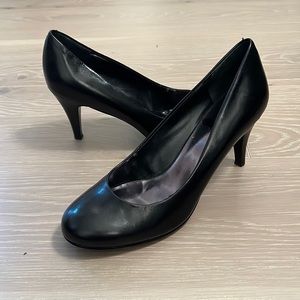 Nine West black pumps